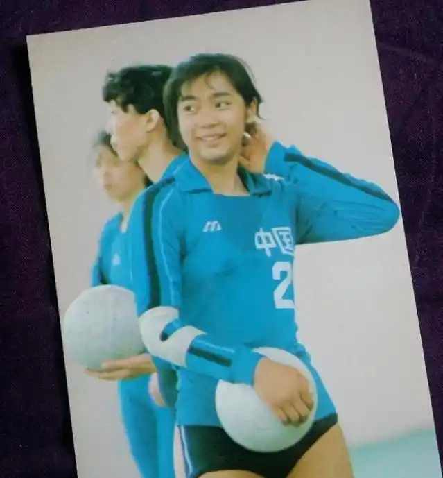 她是女排唯一五连胜：退役经商嫁球迷丈夫，女儿获清华博士学位
