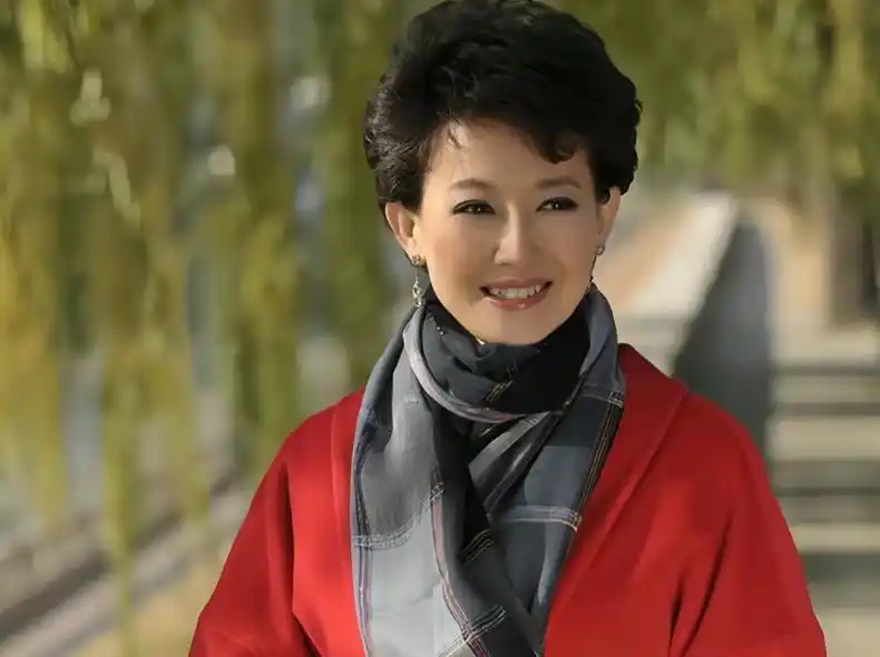 央视主持人梁艳单身原因_梁艳感情生活故事_梁艳老公是谁