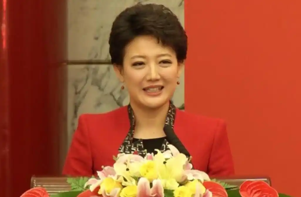 央视主持人梁艳单身原因_梁艳老公是谁_梁艳感情生活故事