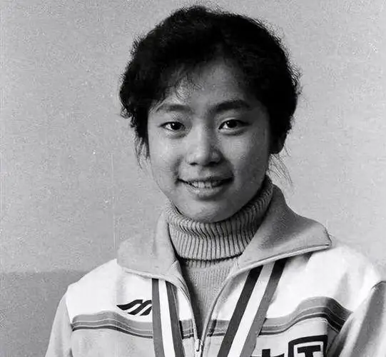 “五冠王”梁艳：退役后经商身家过亿，不嫁豪门嫁球迷，恩爱35年