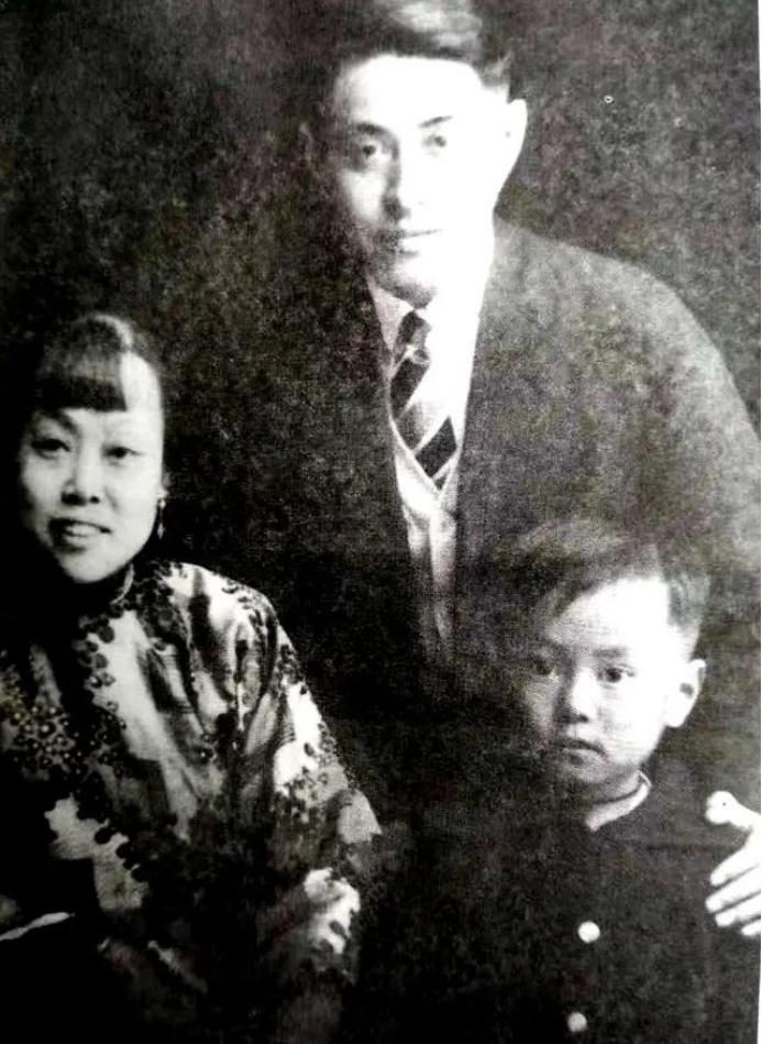 杨振宁 诺贝尔物理学奖 诺贝尔奖历史_杨武之+杨振宁