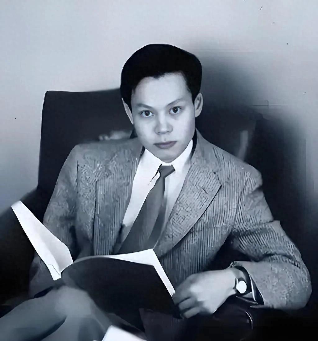 破解宇宙密码的华人巨擘：杨振宁的“规范场”与未改的中国心