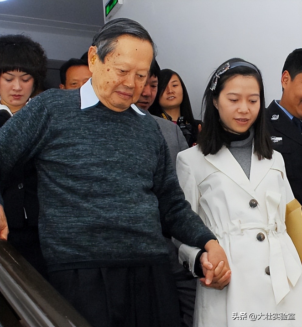 杨武之+杨振宁_杨振宁与翁帆的爱情故事_杨振宁与杜致礼的婚姻经历
