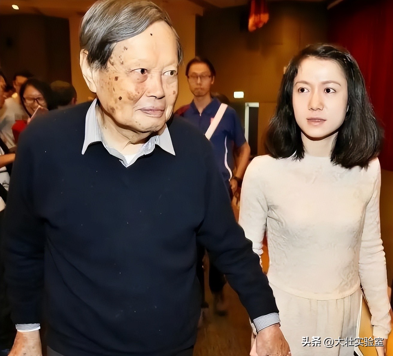 杨武之+杨振宁_杨振宁与杜致礼的婚姻经历_杨振宁与翁帆的爱情故事