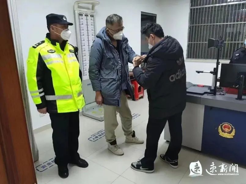 高速上豪车碰瓷党 疯狂作案300起_高速上被开豪车的3名男子碰瓷 作案道具很“惊悚” 嫌疑人已被抓获