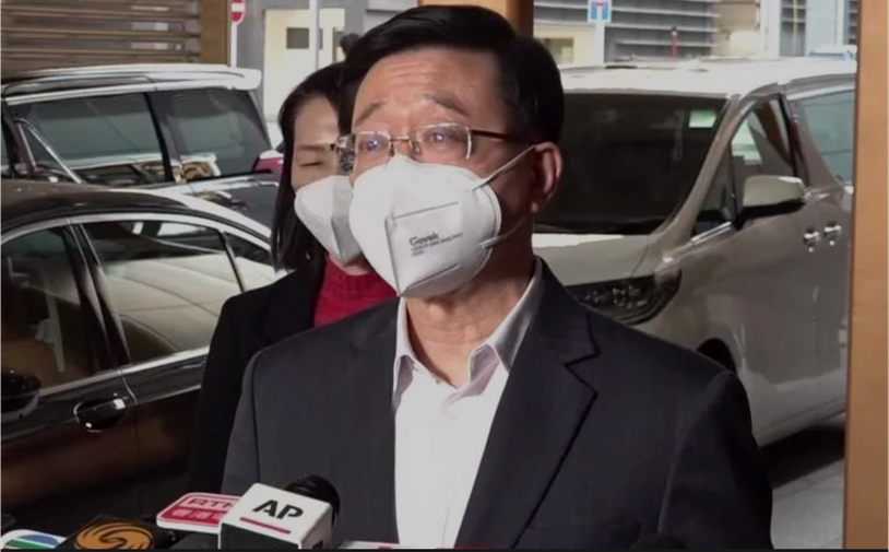 高速上豪车碰瓷党 疯狂作案300起_高速上被开豪车的3名男子碰瓷 作案道具很“惊悚” 嫌疑人已被抓获