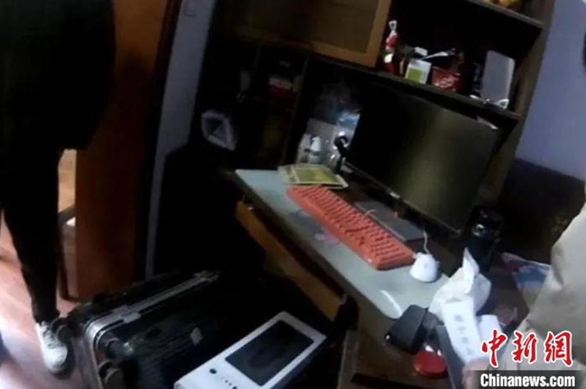 高速上豪车碰瓷党 疯狂作案300起_高速上被开豪车的3名男子碰瓷 作案道具很“惊悚” 嫌疑人已被抓获