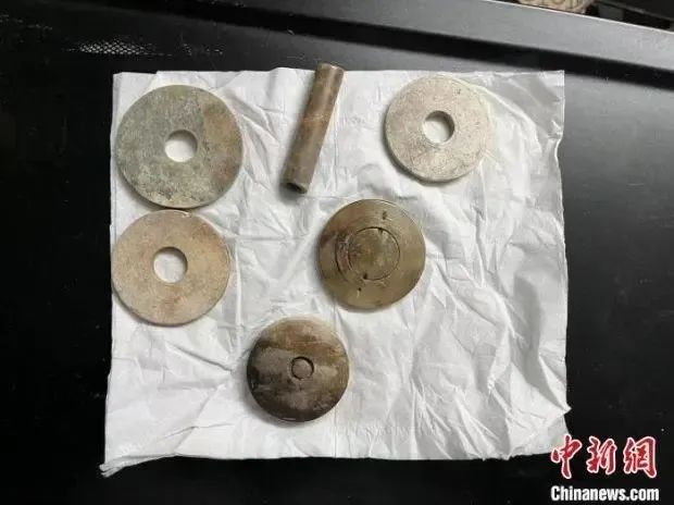 高速上豪车碰瓷党 疯狂作案300起_高速上被开豪车的3名男子碰瓷 作案道具很“惊悚” 嫌疑人已被抓获