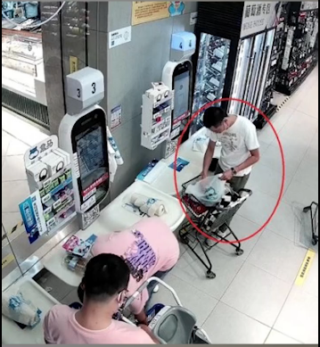 高速上豪车碰瓷党 疯狂作案300起_高速上被开豪车的3名男子碰瓷 作案道具很“惊悚” 嫌疑人已被抓获