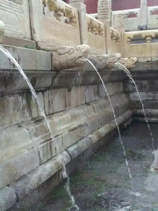 故宫地下有一条15公里暗沟_故宫九龙吐水排水系统_紫禁城雨污分流排水设计