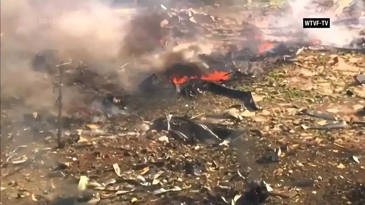 现场画面曝光！美国一军用炸药厂爆炸，造成19人失踪，或已全部遇难，爆炸产生的浓烟直冲云霄，一栋建筑被夷为平地