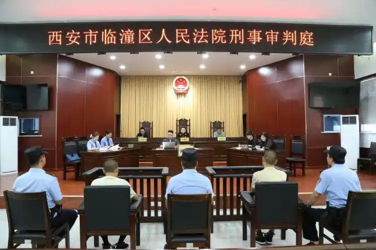 两男子宾馆里造假币通过网络出售，被控伪造货币罪