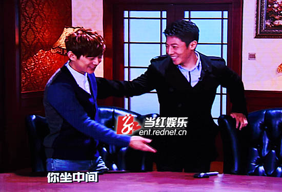 何炅的视频_何炅明星大侦探发布会_鬼鬼白敬亭大张伟亮相