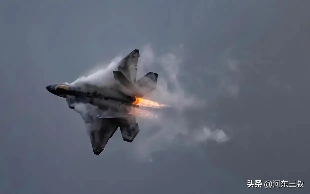 吓到不敢再来，歼16同时锁定2架五代机，不出意外是美军F22