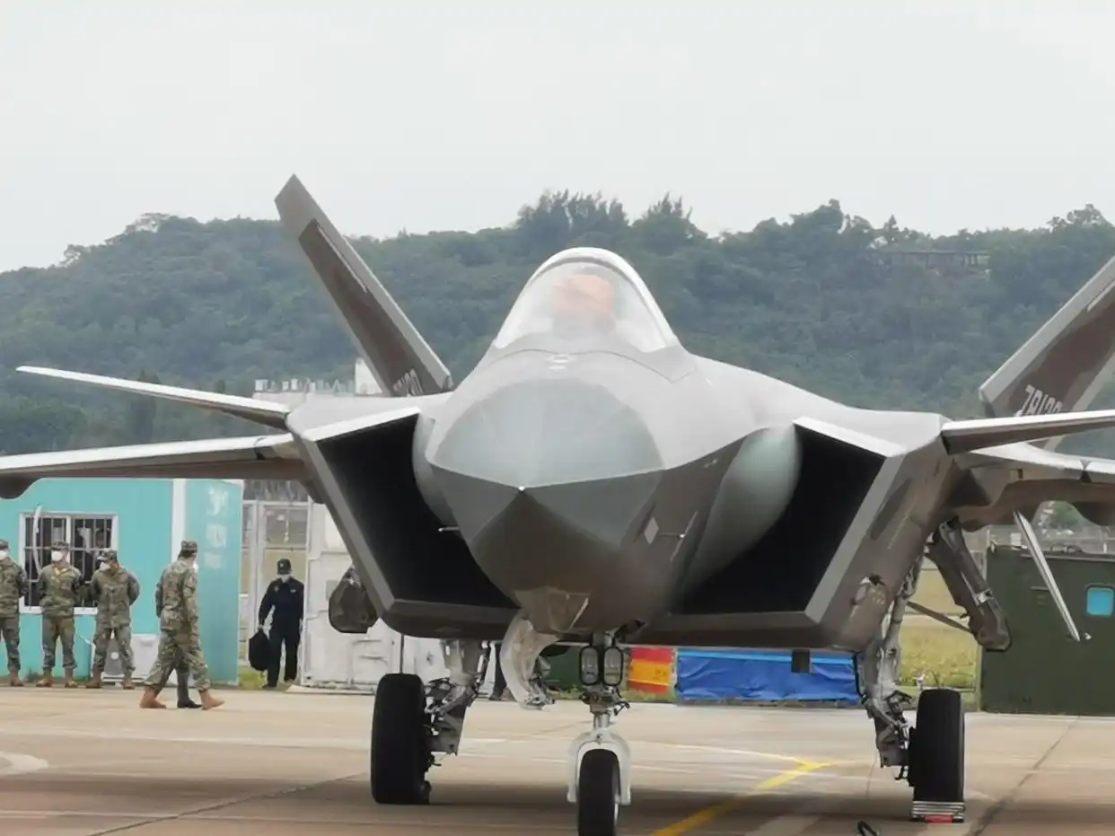 歼-16飞行员视距以内与敌机缠斗_四代机反隐身战法_歼-16对抗F-22战术