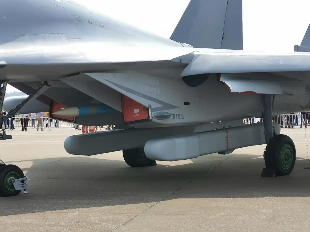 歼-16飞行员视距以内与敌机缠斗_四代机反隐身战法_歼-16对抗F-22战术