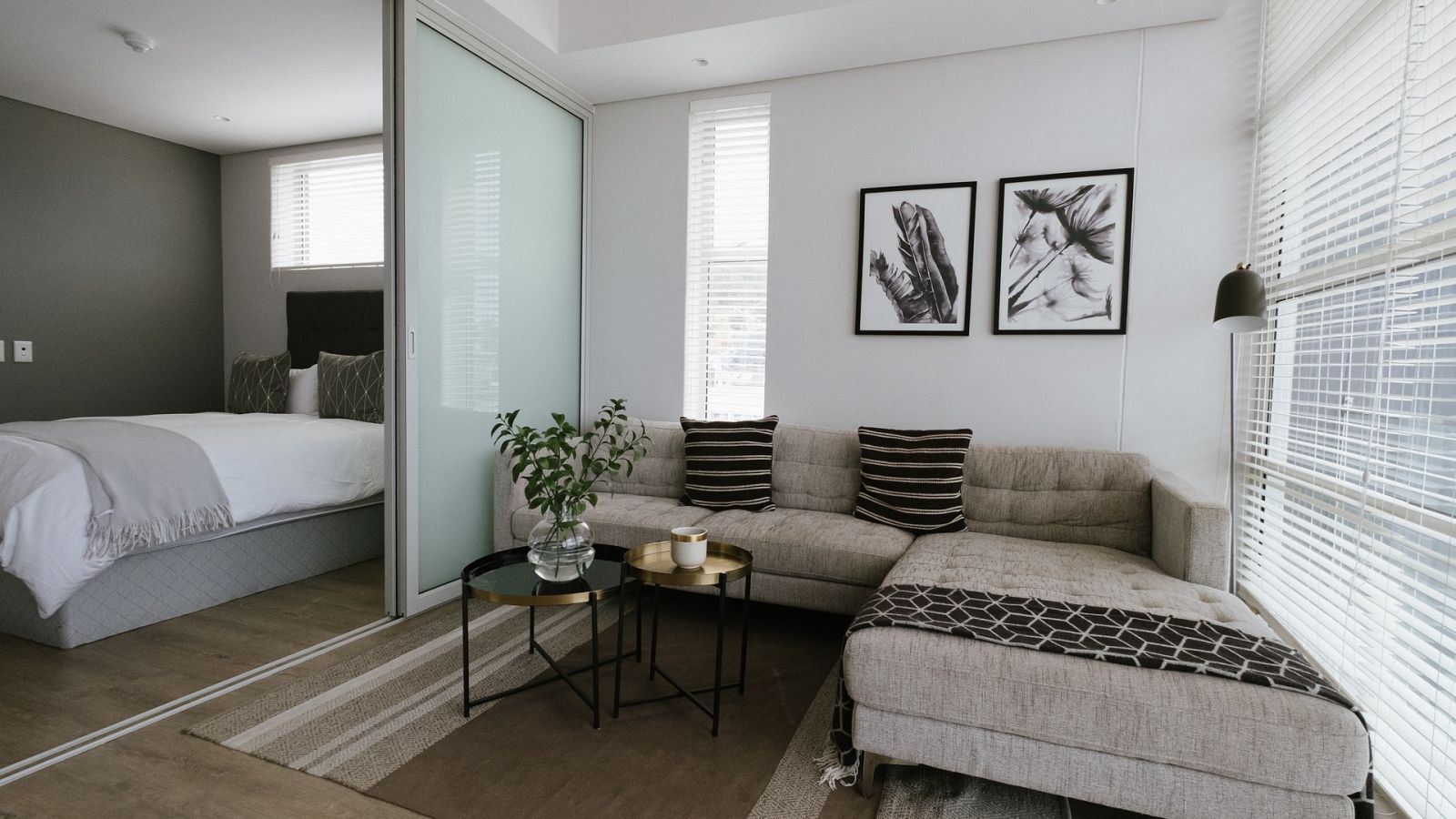 如何通过姓名查询酒店的入住记录