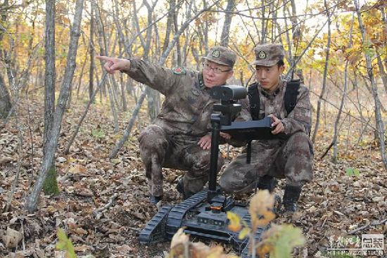 解放军地面机器兵亮相边防 可潜伏清剿排爆(图)