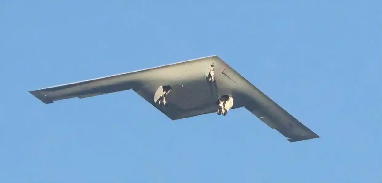 美国第2架b-21轰炸机首飞_B-21隐身轰炸机首飞_美国空军B-21隐身战略轰炸机