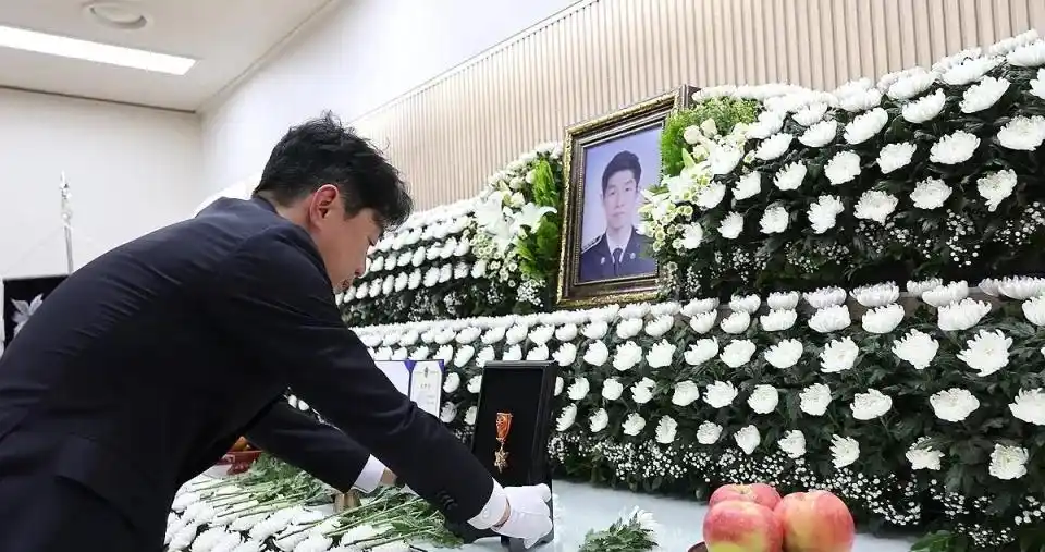 韩国总统哀悼殉职海警队员_韩国海警救中国老人殉职 李在明发声_韩国海警队员救助中国老人牺牲