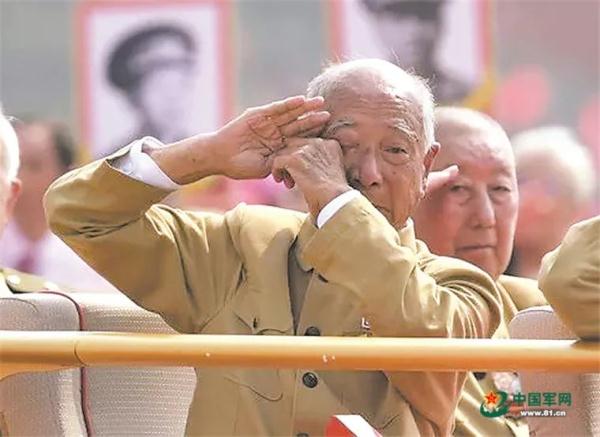 老兵迎接志愿军烈士遗骸热泪_这位志愿军老战士为何不停抹泪_中国军人升国旗热泪