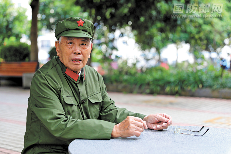 这位志愿军老战士为何不停抹泪_李延年 日常生活 93岁英雄
