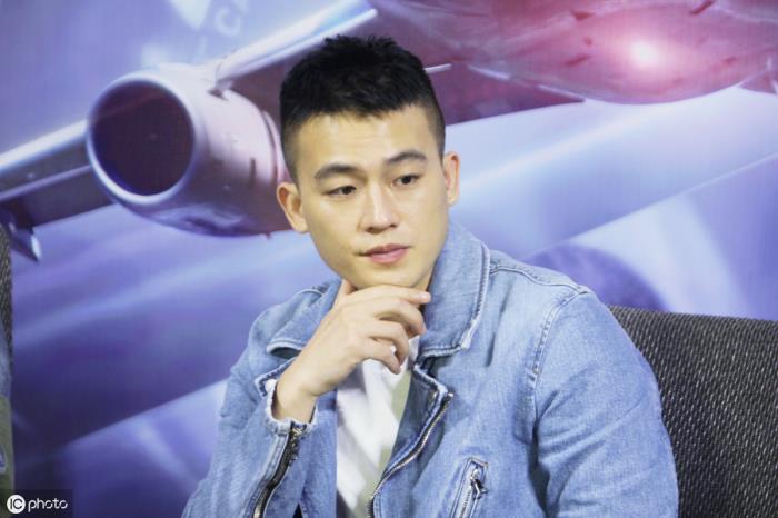 圆脸男生发型选择技巧_男生剪什么发型_适合圆脸男生的发型