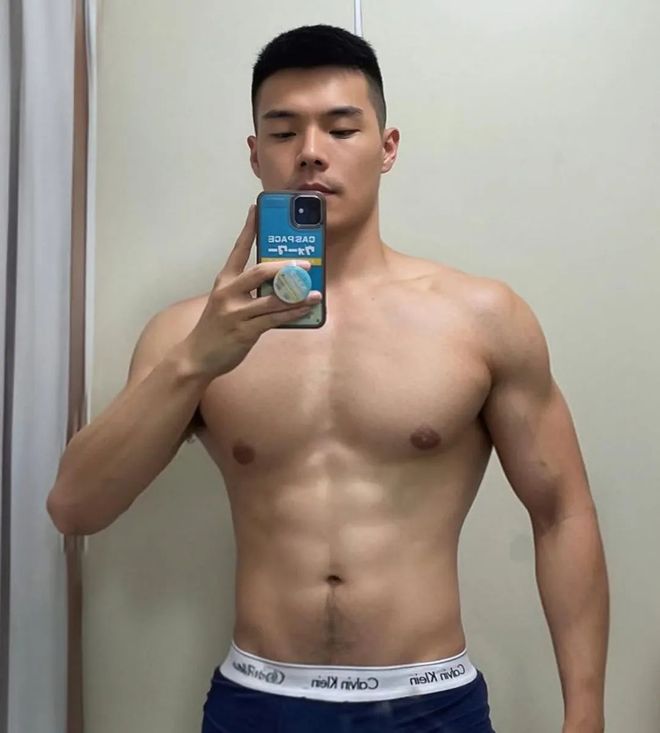 男生剪什么发型_男生发型选择技巧_男生头发粗硬适合什么发型