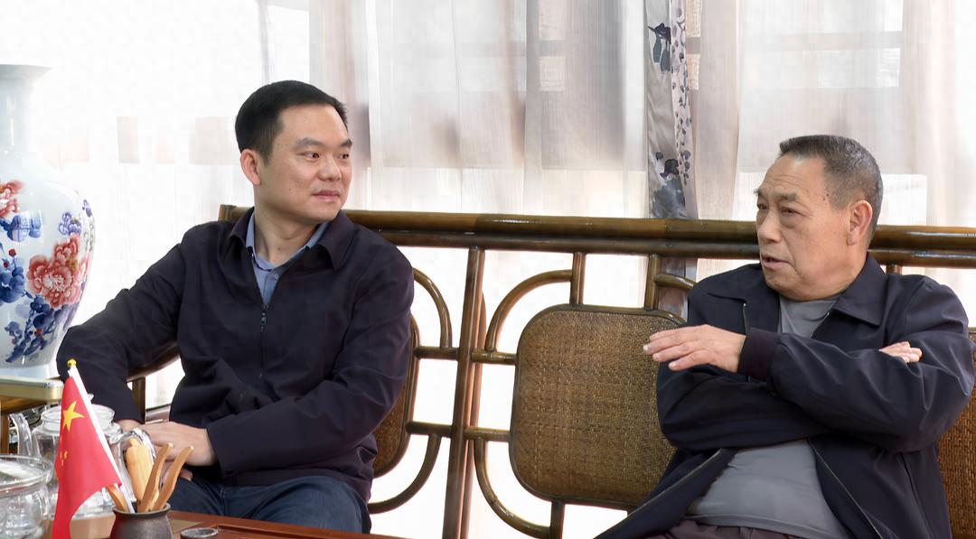 县委书记慰问退休老干部_走访慰问退休老干部_县长胡杰走访老干部