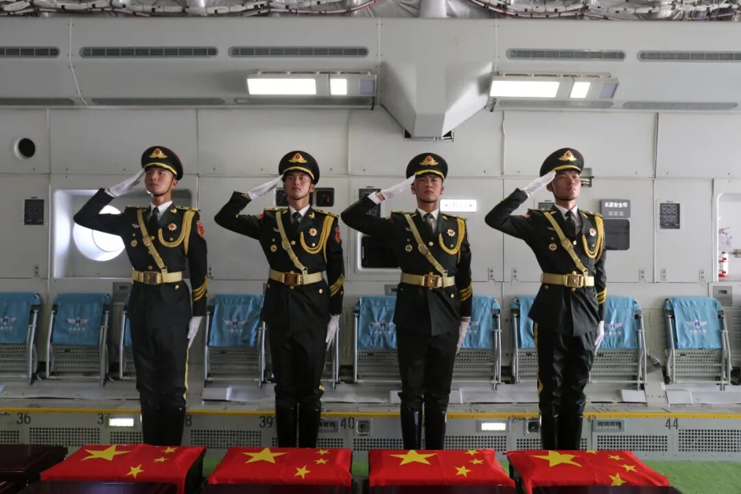 迎接志愿军烈士遗骸回国_运-20护航志愿军烈士专机_致敬英烈！运-20舱内视角看歼-20护航