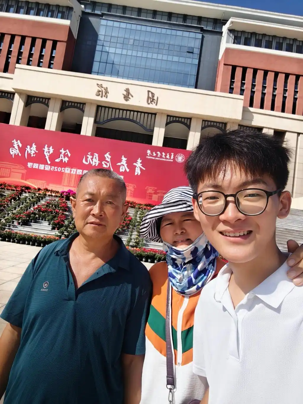 青岛农业大学学生帮父母掰玉米_大学生8天假期掰了7天半玉米_大学生国庆掰玉米