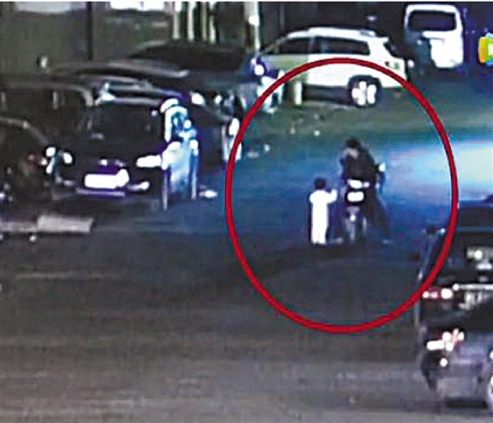 永嘉县城马路上两岁男孩寒夜走失 暖心小哥放下外卖解衣守护