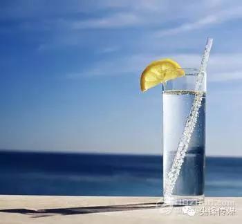 怕热的美女_防暑小常识_夏季养生食谱