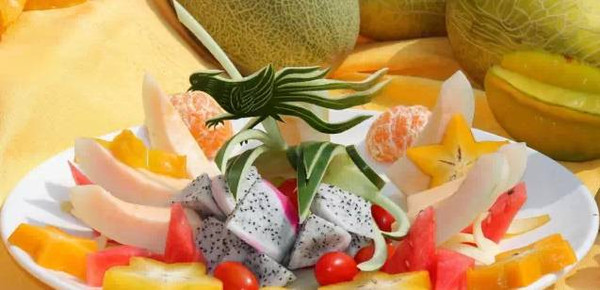 防暑小常识_夏季养生食谱_怕热的美女