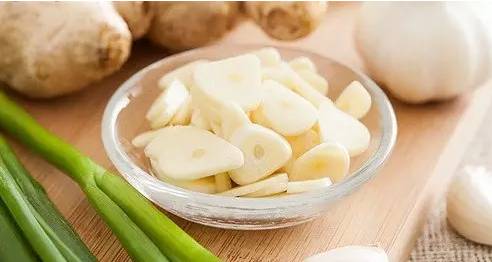 夏季养生食谱_防暑小常识_怕热的美女