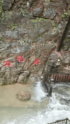 趵突泉水位持续喷涌57年新高_景区:趵突泉下没水泵但确有水管_趵突泉质疑人工喷涌景区辟谣