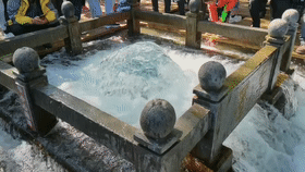 趵突泉质疑人工喷涌景区辟谣_趵突泉水位持续喷涌57年新高_景区:趵突泉下没水泵但确有水管