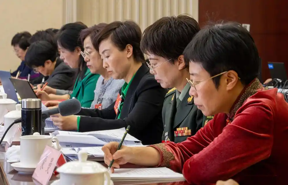 巾帼共绘新时代_中国女性在各行各业贡献_新时代女性成就