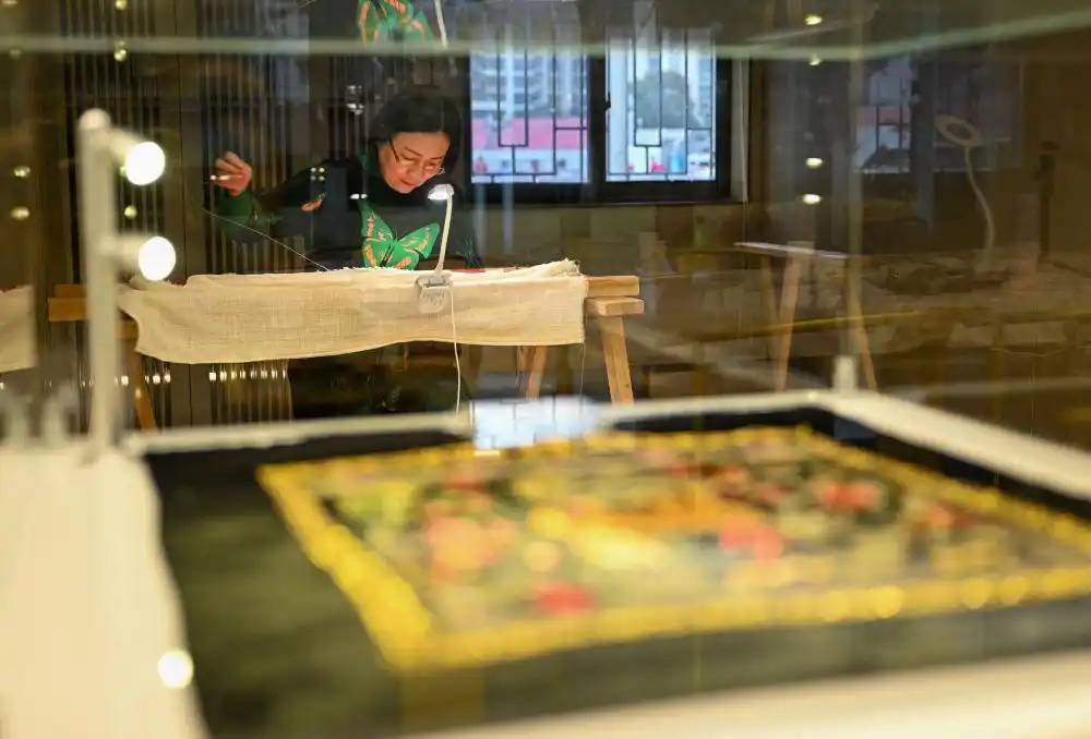 中国女性在各行各业贡献_巾帼共绘新时代_新时代女性成就