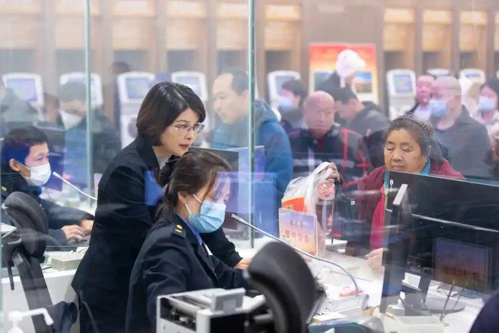 巾帼共绘新时代_中国女性在各行各业贡献_新时代女性成就