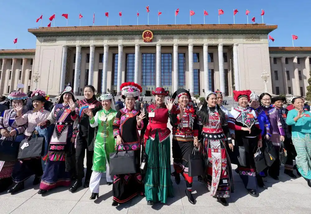 中国女性在各行各业贡献_巾帼共绘新时代_新时代女性成就