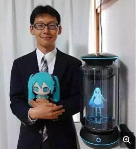 日本网友制作出可以摸的VR女友，怎么感觉好凄惨