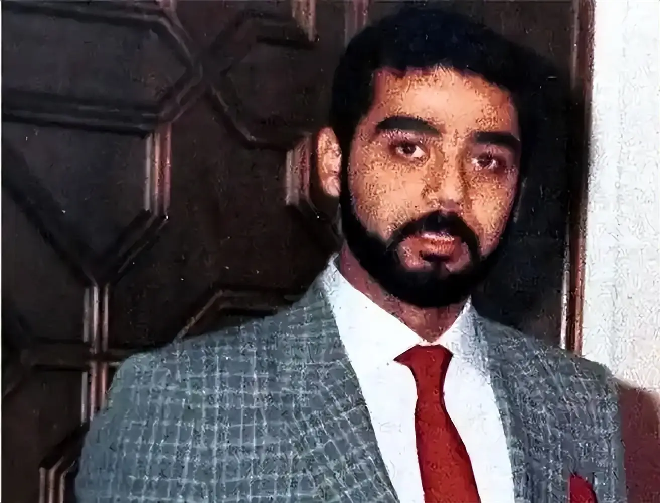 萨达姆之孙强势归来，手握十万重兵喊话美国，誓要让其血债血偿！