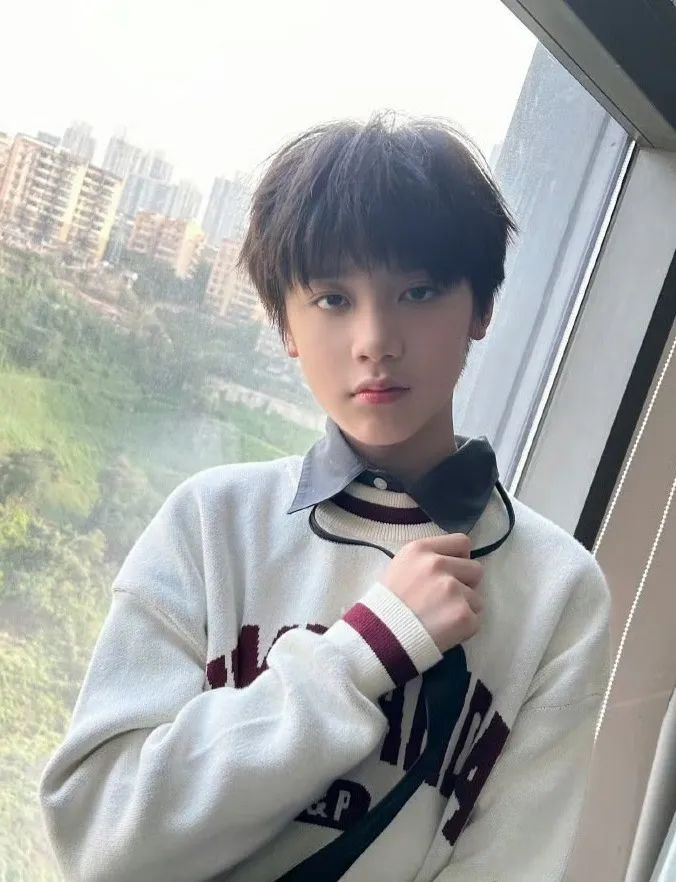 TF家族魏子宸校园霸凌事件_tf家族新闻播报_魏子宸被同学按倒打闹真相