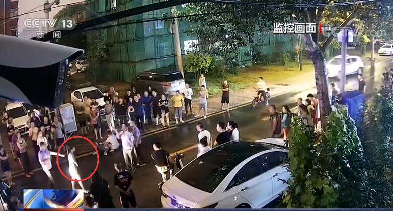 母亲遭民警责骂 男子插话后被群殴_执法规范化建设_民警依法履职