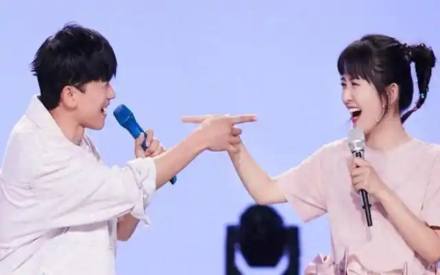 张杰热舞惹争议？谢娜霸气护夫！姐弟恋情比剧精彩