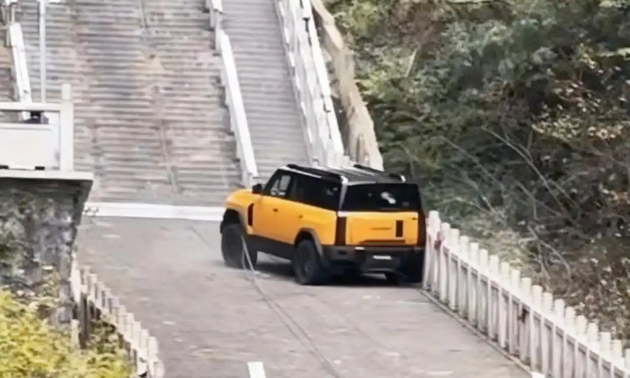 奇瑞风云X3L天门山溜车撞护栏_天门山天梯汽车挑战事件_奇瑞就撞坏天门山“天梯”护栏致歉