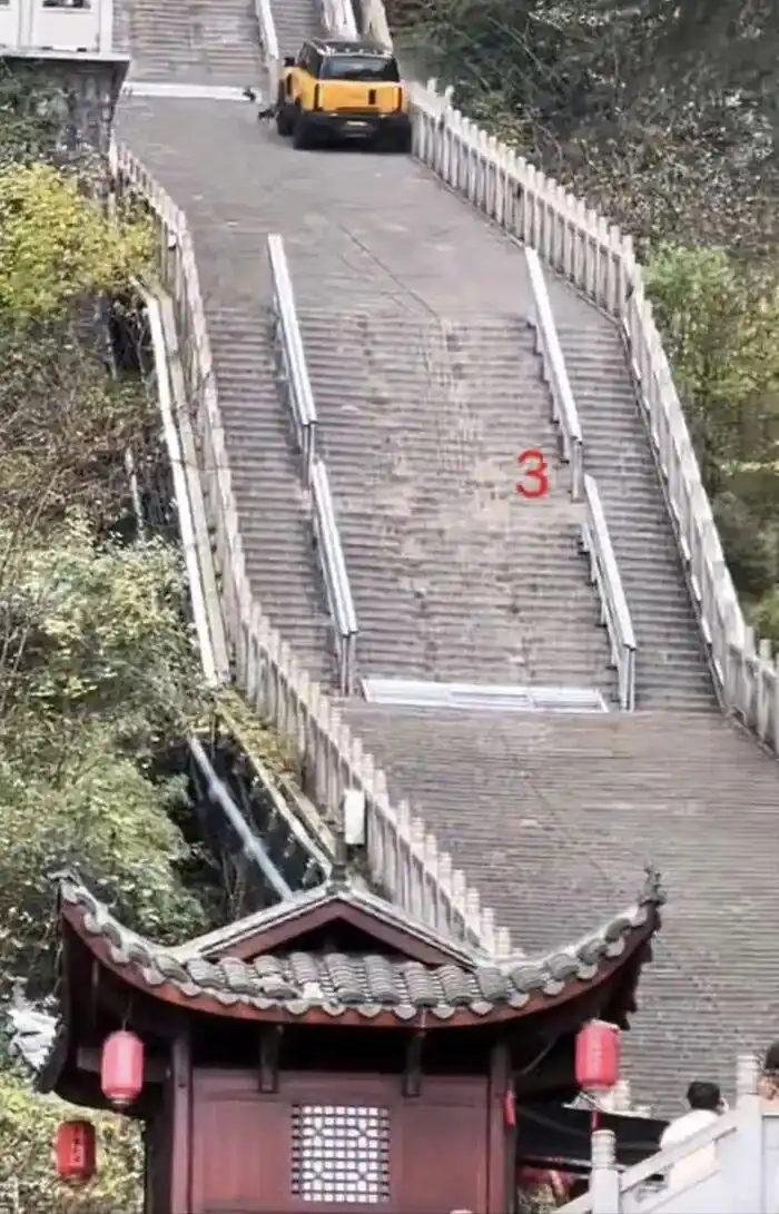 天门山景区汽车测试事件_奇瑞风云X3L天门山测试事故_奇瑞就撞坏天门山“天梯”护栏致歉