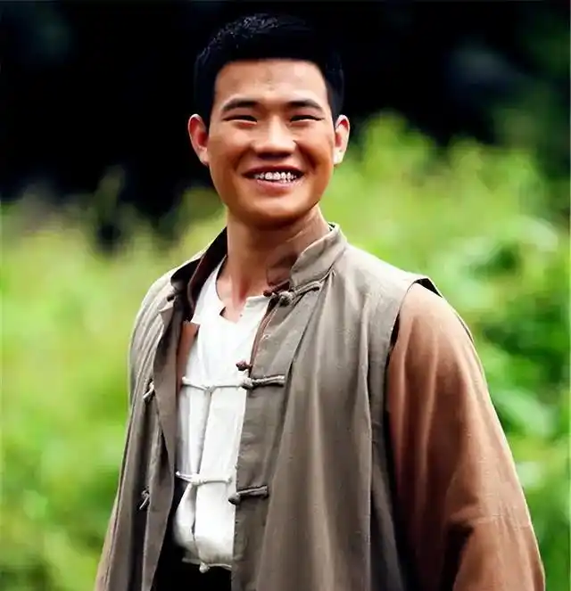 嘎子哥谢孟伟行拘7日 直播带货穿警服 演员穿假警服违法_嘎子哥被执行超1400万 已被“限高”