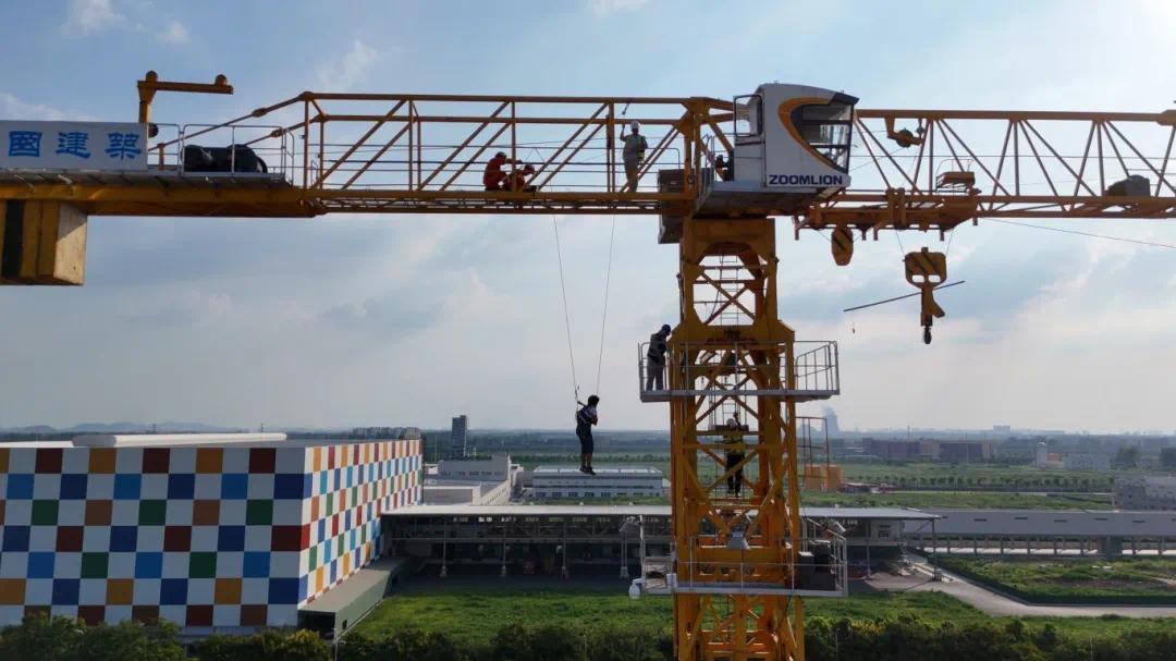 武汉一塔吊司机在42米高空作业时中暑昏迷 情况危急……